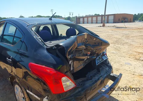 2013 Nissan Versa 1.6 S z USA, uszkodzony, nr VIN 3N1CN7AP0DL833845